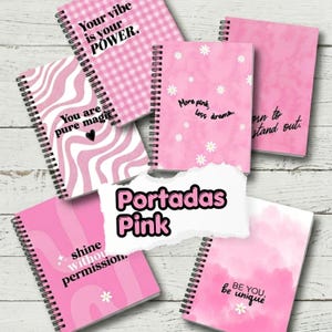 Puede incluir: Una colección de cuadernos espirales rosas con varios diseños y citas. Los cuadernos presentan patrones como cuadros, líneas onduladas y detalles florales. Las citas incluyen "Your vibe is your POWER" y "More pink, less drama." El texto "Portadas Pink" también es visible.