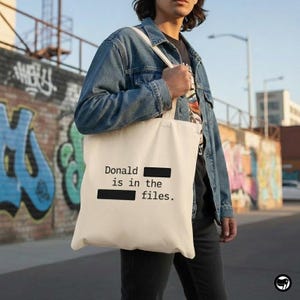 Peut inclure: Panneau en bois fait à la main avec l'inscription "Bienvenue chez nous" dans un style manuscrit. Le panneau est peint en blanc avec des lettres noires et une finition vieillie, adapté à l'intérieur ou à l'extérieur.