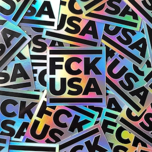 Puede incluir: Una colección de pegatinas holográficas con el texto "FCK USA" en letras negras en negrita. Las pegatinas tienen forma rectangular con una barra horizontal negra encima y debajo del texto. El fondo es una mezcla de las pegatinas.
