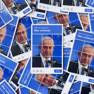 Puede incluir: Un conjunto de tarjetas azules y blancas con un retrato de un hombre con traje. Las tarjetas muestran el texto "Selecciona todas las imágenes con Criminal de guerra" y un botón "VERIFICAR". La imagen es una declaración política.