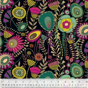 Puede incluir: Una tela negra con un estampado floral colorido. Las flores son rosas, amarillas, verdes y turquesa. La tela tiene un brillo metálico dorado.