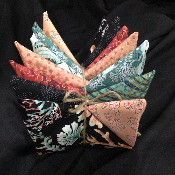 Paquete de 10 cuartos de grasa Sea Botanica, un nuevo y atractivo paquete de telas de algodón con la imagen del océano y la vida marina