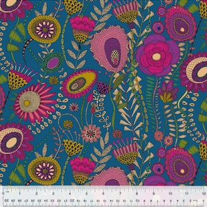 Puede incluir: Una tela azul turquesa con un patrón repetitivo de flores de colores. Las flores son rosas, moradas, amarillas y verdes. La tela tiene un aspecto texturizado, casi bordado.