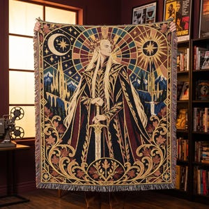 Könnte beinhalten: Eine rechteckige Webdecke mit einer zentralen Figur mit langem blonden Haar, einer Krone und einem Schwert. Das Design zeigt einen Halbmond, eine Sonne, Berggipfel und verzierte florale Ränder in den Farben Gold, Schwarz und Blau.