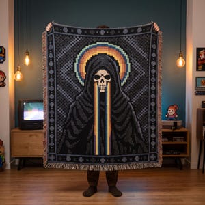 Coperta tessuta con stampa Pixel Art del Tristo Mietitore, arazzo retrò a 8 bit per videogiochi, coperta con frange per la stanza dei giocatori, regalo per giocatori retrò e adolescenti