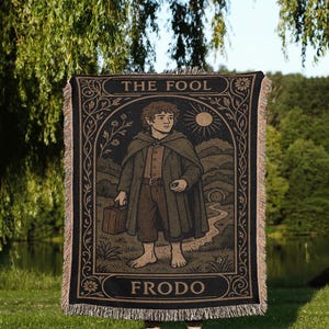 Coperta da lancio con tarocchi di Frodo del Signore degli Anelli, arazzo intrecciato con la carta del Matto, regalo con coperta di Frodo Baggins, coperta con carta dei tarocchi del Signore degli Anelli, decorazione Hobbit