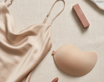 Sujetador adhesivo con zona de protección sin adhesivo – Ajuste cómodo sin costuras