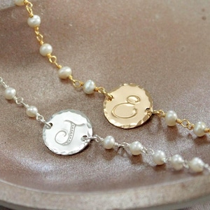 Pulsera personalizada con inicial y perlas, plata de ley o chapada en oro