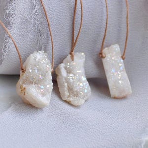 Colar de pedra bruta, colar de cristal bruto, gargantilha de cristal minimalista, colar de cristal de aura de anjo, colar de geodo, joias boho