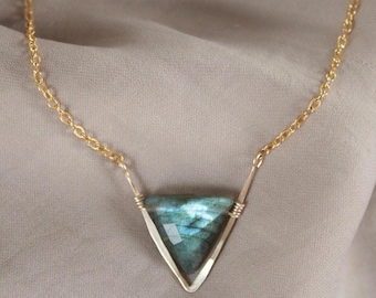 Collar moderno de labradorita en forma de V, collares minimalistas para mujer, gema de labradorita con destellos azules.