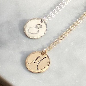 Handgestempelde ketting met initialen: sterlingzilver of gold filled
