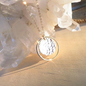 Gold Halskette mit gehämmerter Scheibe, Goldmünze Halskette, minimal Halskette, Eternity Halskette, Karma Halskette, 14k gold filled, Otis b
