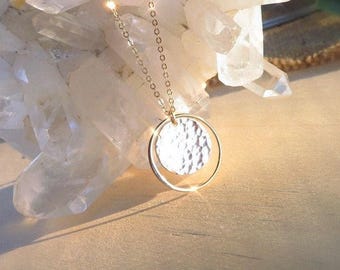 Collar con disco martillado chapado en oro, anillo de eternidad, collar Karma