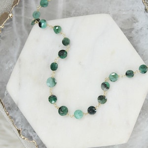 Gargantilla de cuentas de esmeralda verde cruda en oro, joyería bohemia hecha a mano con piedras preciosas, regalo para ella, delicado collar de capas, piedra de nacimiento de mayo