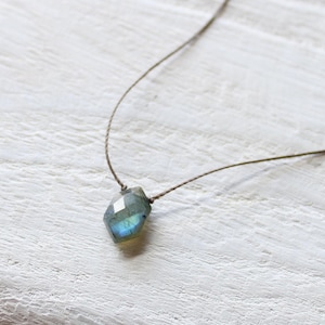 Hexagon Labradorit Halsband: Ädelstenssilkesnöre, Unisex Läkande Smycken