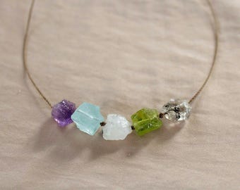 Collier de pierres de naissance avec pierres brutes, collier de perles noué à la main, pierres précieuses sur cordon, bijoux pour arbre généalogique, pierres de naissance