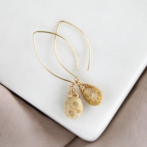 Fossile Korallen Ohrringe, Draht gewickelte Steine, lange offene Creolen Edelstein Ohrringe, Schmuck Geschenk für sie, einzigartiger Schmuck, versteinerte Koralle
