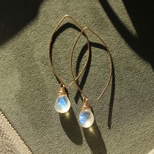 Lange Mondstein Ohrringe, individuelle Edelsteinohrringe, Draht gewickelte facettierte Edelsteinohrringe, Bogenohrringe, minimale Ohrhänger