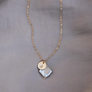 Collar personalizado, regalo para ella, delicado collar con inicial, collar de perlas de agua dulce, regalo para dama de honor, regalo para novia, regalo para hermana