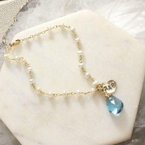 花嫁のための青いパーソナライズされたブレスレット、カップルのイニシャル、ワイヤーラップされた青い宝石のブレスレット、花嫁の妻になる人への結婚祝い