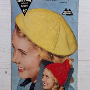 Può includere: Copertina di modello di maglieria Bestway vintage con una donna con basco giallo e berretto rosso. La copertina blu include il testo "10 to 18 YEARS" e "2 ozs. Double Knitting each design". Il numero del modello è B3061.
