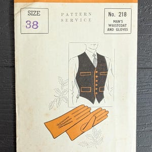 Peut inclure: Une pochette de patron de couture en papier vintage intitulée THE PEOPLE PATTERN SERVICE No. 218 pour un gilet et des gants en taille 38. La couverture présente une illustration en noir et blanc d'un gilet et d'une paire de gants fauves avec des motifs de houx.