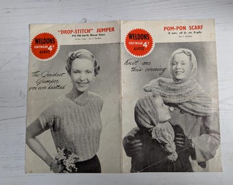 Peut inclure: Livret de patrons de tricot vintage présentant deux modèles : un pull "Drop-Stitch" et une écharpe "Pom-Pon". Le livret comprend des images de femmes portant les vêtements tricotés. Le texte comprend "The Quickest Jumper you ever knitted" et "Knit one this evening".