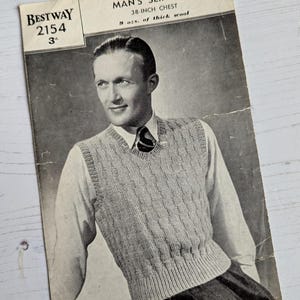 Może przedstawiać: Vintage wzór dziewiarski Bestway na męski sweter bez rękawów, obwód klatki piersiowej 96,5 cm. Okładka przedstawia czarno-białe zdjęcie mężczyzny w dzianinowej kamizelce na koszuli z kołnierzykiem i krawatem. Wzór jest na 255 g grubej wełny.