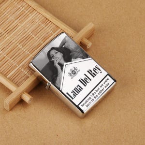 Aanstekerhoes – Lana Del Rey Gifts for Fans – Stijlvolle en duurzame aanstekerhoes met esthetisch ontwerp – Perfecte muziekliefhebber – Verzamelaarscadeau afbeelding 1