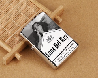 Aanstekerhoes – Lana Del Rey Gifts for Fans – Stijlvolle en duurzame aanstekerhoes met esthetisch ontwerp – Perfecte muziekliefhebber – Verzamelaarscadeau