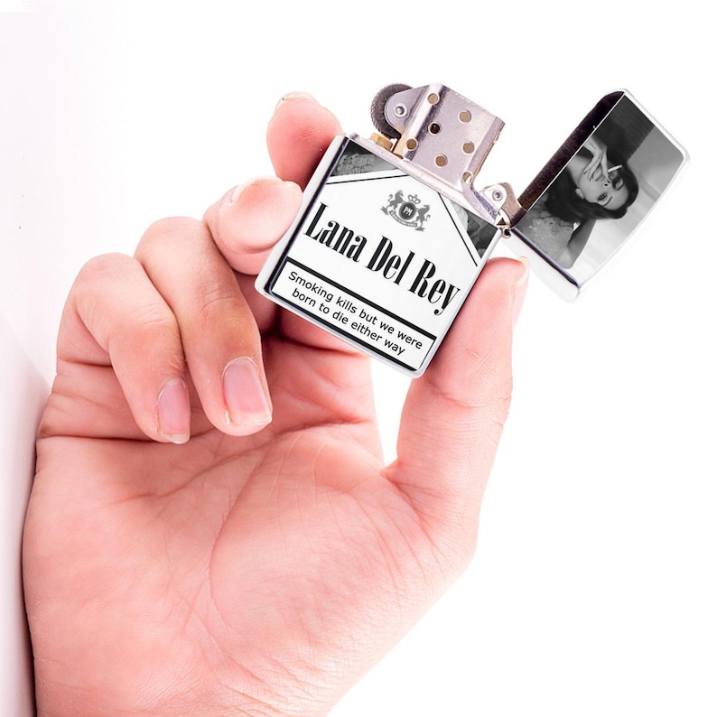 Aanstekerhoes – Lana Del Rey Gifts for Fans – Stijlvolle en duurzame aanstekerhoes met esthetisch ontwerp – Perfecte muziekliefhebber – Verzamelaarscadeau afbeelding 4