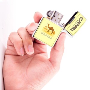 Estuche vintage para encendedor Camel, con tapa metálica estilo cigarrillo retro, regalo clásico inspirado en el tabaco amarillo para hombre. imagen 4