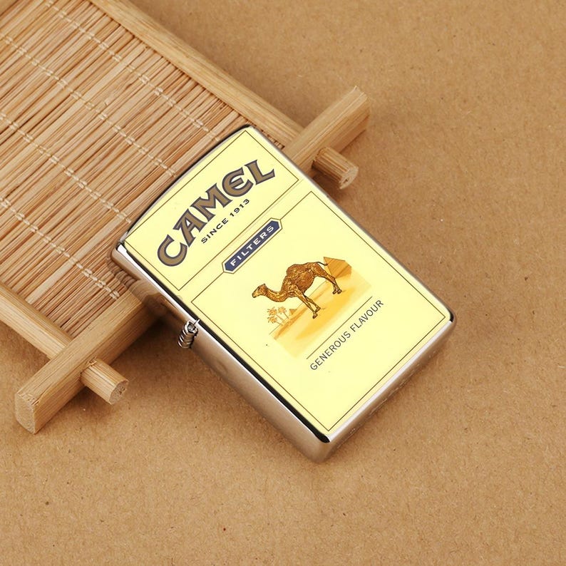 Estuche vintage para encendedor Camel, con tapa metálica estilo cigarrillo retro, regalo clásico inspirado en el tabaco amarillo para hombre. imagen 1
