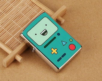 Op BMO geïnspireerde aanstekerhoes, Adventure Time-stijl stripfiguur gaming, leuke retro console zippo-hoes, fanartcadeau