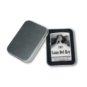 Aanstekerhoes – Lana Del Rey Gifts for Fans – Stijlvolle en duurzame aanstekerhoes met esthetisch ontwerp – Perfecte muziekliefhebber – Verzamelaarscadeau afbeelding 6