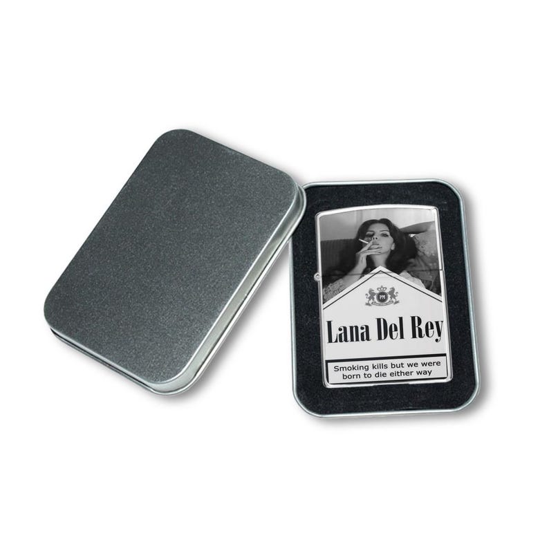 Aanstekerhoes – Lana Del Rey Gifts for Fans – Stijlvolle en duurzame aanstekerhoes met esthetisch ontwerp – Perfecte muziekliefhebber – Verzamelaarscadeau afbeelding 6