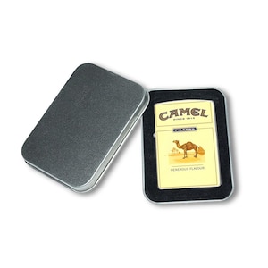 Estuche vintage para encendedor Camel, con tapa metálica estilo cigarrillo retro, regalo clásico inspirado en el tabaco amarillo para hombre. imagen 7