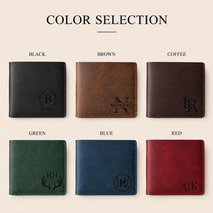 Pu&ograve; includere: Una selezione di sei portafogli in pelle in vari colori: nero, marrone, caff&egrave;, verde, blu e rosso. Ogni portafoglio presenta un monogramma o un nome personalizzato. Il testo "COLOR SELECTION" &egrave; in alto.