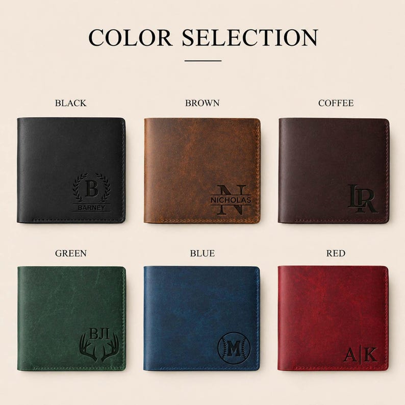 Pu&ograve; includere: Una selezione di sei portafogli in pelle in vari colori: nero, marrone, caff&egrave;, verde, blu e rosso. Ogni portafoglio presenta un monogramma o un nome personalizzato. Il testo "COLOR SELECTION" &egrave; in alto.