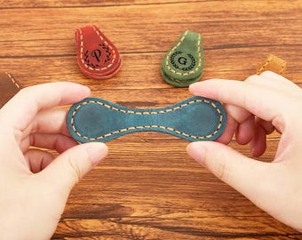 Magnetiskt bokmärke i läder, personligt läderbokmärke, initialer i läderbokmärke, handgjort, läsarpresent, present till honom, present till henne