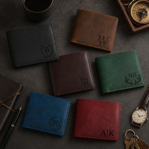 Pu&ograve; includere: Una collezione di portafogli in pelle personalizzati in vari colori, tra cui nero, marrone, blu e rosso. Ogni portafoglio presenta iniziali o nomi personalizzati, con dettagli come un monogramma o un nome inciso sul davanti. I portafogli sono disposti su una superficie scura.