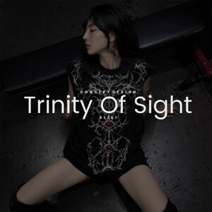 Puede incluir: Camiseta negra sin mangas con un diseño gráfico blanco detallado que presenta tres ojos rojos. El texto "Trinity Of Sight" se muestra en letras blancas grandes, con "Concept Design" arriba y "01/01" abajo. Parte de una colección de ropa.