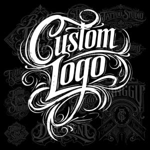 Puede incluir: Diseño gráfico en blanco y negro con las palabras "Custom Logo" en una fuente estilizada y ornamentada. El diseño incluye adornos decorativos y está rodeado de logotipos de estudios de tatuajes más pequeños y descoloridos.