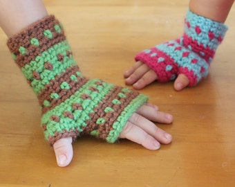 Könnte beinhalten: Zwei Paar Fingerlose Handschuhe, ein Paar ist grün und braun, das andere ist rosa und blau.
