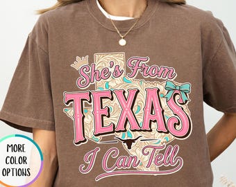 Camiseta Comfort Colors® "She’s From Texas I Can Tell", regalo para vaqueras del oeste, camiseta de música country, regalo para chicas sureñas, camiseta para amantes del rodeo, camiseta de Texas.