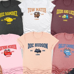 Puede incluir: Varias camisetas con personajes de la pel&iacute;cula Cars. Los dise&ntilde;os incluyen "Cruz Ramirez", "Tow Mater", "Guido and Lucci", "Lightning McQueen", "Doc Hudson" y "Sally Carrera". Cada camiseta tiene un gr&aacute;fico de personaje y el texto "Cars" y "Est. 2006."