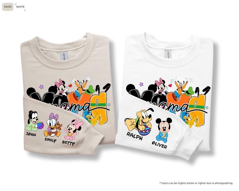 K&ouml;nnte beinhalten: Zwei lang&auml;rmlige Sweatshirts, eines in Sandfarbe und eines in Wei&szlig;, mit einem Disney-Motiv. Das Design enth&auml;lt das Wort "Mama" mit Disney-Figuren und Namen wie John, Emily, Betty, Ralph und Oliver. Die Sweatshirts sind gefaltet.