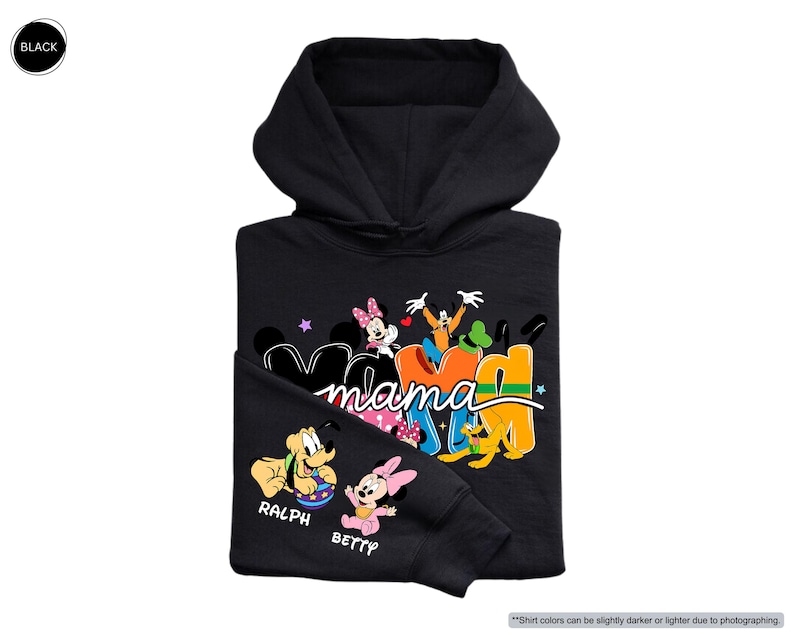 K&ouml;nnte beinhalten: Schwarzer Kapuzenpullover mit dem Wort "Mama" in bunten Buchstaben und Disney-Figuren. Der &Auml;rmel zeigt "RALPH" und "BETTY" mit Zeichentrickfiguren. Der Pullover ist schwarz.