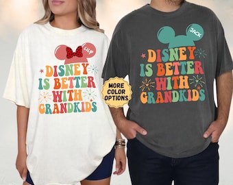 Camiseta Disney personalizada Comfort Colors® para nietos. Disney es mejor con los nietos. Regalo Disney para abuelos. Camiseta divertida para la abuela. Regalo para el Día de la Madre.
