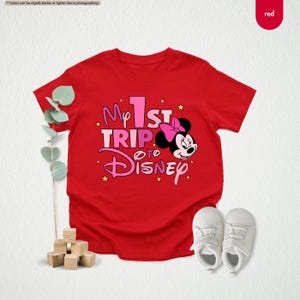K&ouml;nnte beinhalten: Rotes T-Shirt mit einem pinkfarbenen Aufdruck von Mickey Mouse und dem Text "My 1st Trip to Disney".
